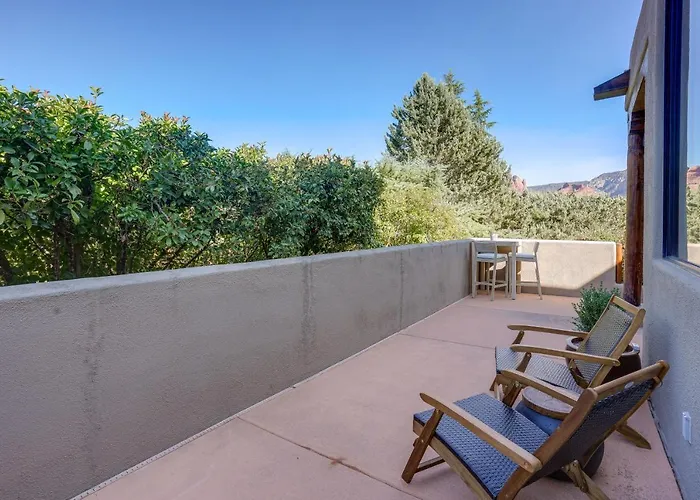 Red Rock Views: Uptown Near Trails!