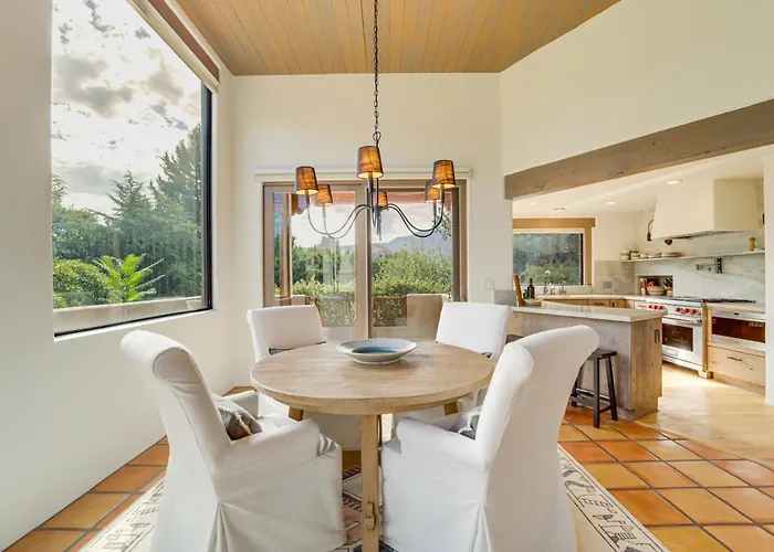 Red Rock Views: Uptown Near Trails! *