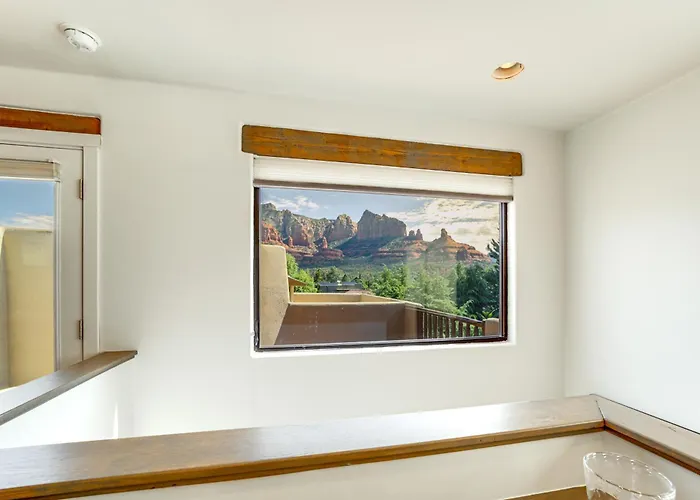 Red Rock Views: Uptown Near Trails!