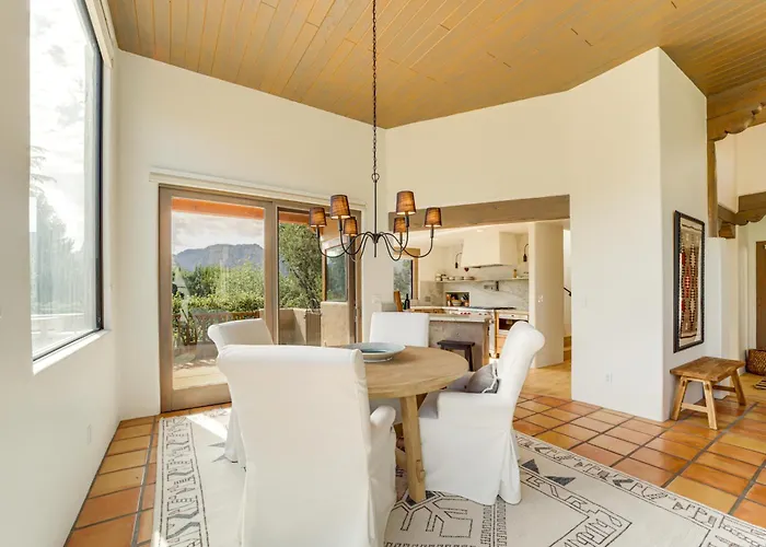 Red Rock Views: Uptown Near Trails! *